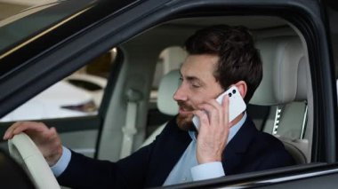 Kafkasyalı mutlu iş adamı konuşuyor cep telefonu alıcısı akıllı telefon yeni araba nakliyecisi erkek otomobil tamircisi direksiyon sürücüsü araç sahibi adam konuşma işini ara