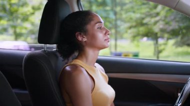 Depresyonda olan Afro-Amerikalı kadın ağlıyor kadın iş kadını araba otomobil şoförü sinirleri bozuldu üzgün üzgün ayrılık endişesi, üzüntü, hüzün nakliyesi.