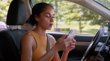 Cep telefonu tutan Afrikalı Amerikalı kadın kötü haber okudu. Stresli, sorunlu, kadın, araba kazası. Otomobil şoförü, üzgün, iş kadını işi.