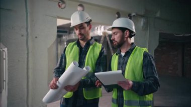 Kafkasyalı işçiler, ellerinde kağıt tasarısı tutan tamirciler, mimarlar, imalatçı erkek mühendisler, fabrika inşaatçılarının iş birliği el sıkışmasını tartışıyorlar.