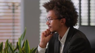 Afro-Amerikalı gülümseyen, düşünceli, düşünceli, düşünceli, düşünceli, düşünceli, işadamı, iş adamı, erkek, yönetici, girişimci, profesyonel, ofis şirketinde düşünceli, çözüm üzerinde kafa yoran biri.