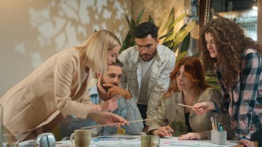 Ortak çalışma grubu mimarları, tasarımcılar, tasarımcılar, erkekler, kadınlar, kızlar, kadınlar, ofis işleri, serbest çalışma, iş arkadaşları, çok ırklı arkadaşlar, beyin fırtınası, evrak işleri.