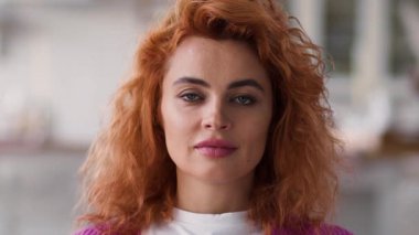 Kafkasya portresi, güzel vesikalık yüzü ciddi kızıl saçlı, barışçıl kadın evde kameraya bakıyor sağlık hekimi feminizm cilt bakımı kadın ev sahibi yakın eş