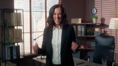 Beyaz, mutlu, gülümseyen bir kadın, ev kadını, iş kadını, heyecanlı bayan zafer, finansal başarı çığlıklar atan bir kızın başarısı, çığlıklar atan ofis zaferi, sevinç dolu sevinç kutlamaları, inanılmaz bir sevinç.