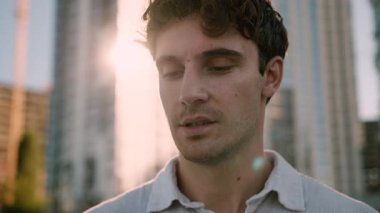 Yüzünüzü kapatın mutlu Avrupalı adam gülümseyen genç adama bakıyor cep telefonu aleti tutan erkek öğrenci işçi girişimci iş adamı şehir dışı pozitif duygular.