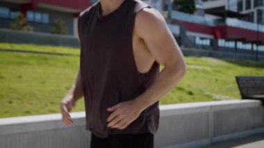 Beyaz adam sokakta koşuyor erkek şehir sporcusu spor aktivitesi atlet spor giyimi antrenmanı egzersiz koşucusu koşucu koşucu koşucu koşucu motivasyon sağlık yaşam tarzını değiştiriyor.