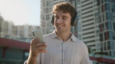 Mutlu, Kafkas asıllı, elinde cep telefonu kulaklıkla müzik dinleyen, hafta sonları dışarıda eğlenen, kaygısız erkek işadamı, gülen şehir şarkısı uygulaması işadamı.