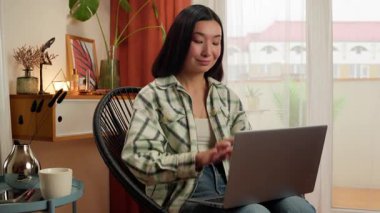 Mutlu Asyalı Koreli Çinli kadın dizüstü bilgisayar yazarı, bilgisayar uzmanı, işini bitir, gülümseyen kız işini tamamla, işini yap, ev kadınlığı işini bırak, ev kadınlığı işini internetten bırak.