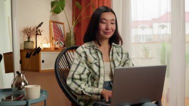 Kaygısız, mutlu Asyalı Koreli Japon kadın internetten uzak mesafelere gitti. Kadın molası verdi.