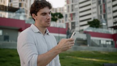 Kafkasyalı bir adam cep telefonu kullanıyor. Akıllı telefon, kötü haber kaybını okuyor. Stresli erkek, işadamı, sorunlu iş adamı.