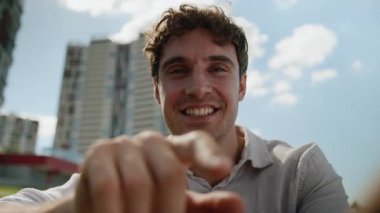 Pov mutlu Kafkasyalı adam cep telefonu kullanıyor. Akıllı telefon, mesaj yazıyor. Gülümsüyor, neşeli erkek webcam, dokunmatik ekran ekranı, dokunmatik ekranı, cep telefonu zımbırtısı, sokak sohbeti yapıyor.