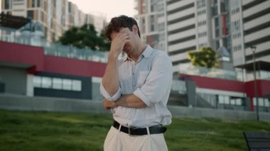 Üzgün Kafkasyalı adam krizi iş kaybı, acı, umutsuzluk, erkek iş adamı şehir, depresyonda baş ağrısı, üzgün işveren öğrenci, iflasın eşiğinde.