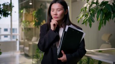 Düşünceli Asyalı iş kadını Koreli işveren, düşünceli ofis yöneticisi Japon iş kadını Çinli kızın hayal kurduğunu düşünüyor.