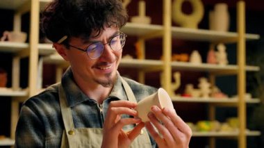 Gülümseyen mutlu beyaz adam erkek çömlekçi zanaatkar heykeltıraş heykeltıraş sanatçı ressam tasarımcı kil seramik el sanatları el sanatları el yapımı tasarımı yaratıcı tasarım, çömlekçilik atölyesi