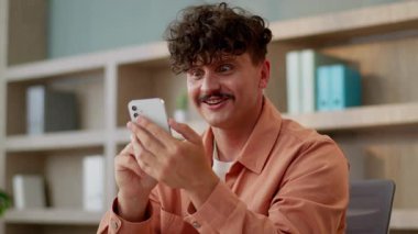 Ofisteki iş adamı Kafkasyalı duygusal çığlık at online bahis kazan kumar bağımlılığı mutlu, heyecanlı iş adamı cep telefonu zaferini kutla inanılmaz bağırma şampiyonu sevindi