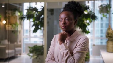 Düşünceli Afrikalı Amerikalı etnik iş kadını yönetici iş kadını işkadını kız işvereni olarak düşünmeyi ofiste hayal kurmayı ilham verici olarak düşünmeyi fikir üretmeyi mutlu bir gülümseme oluşturmayı.