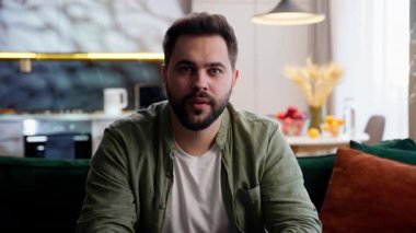 Şaşırdım. Heyecanlı Avrupalı model erkek ev sahibi iş adamı müşteri kameraya bakıyor. Vay canına.