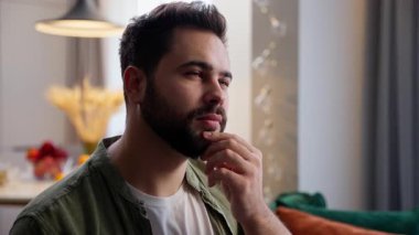 Neşeli, mutlu, beyaz, erkek, ev sahibi, ev sahibi, sakallı, çene jesti. Düşünsene beyin fırtınası yapmayı.