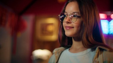 Asyalı beyaz kız liseli kız. Küçük kız. Şehirde dinleniyor. Açık havada çocuk portresi yapıyor.