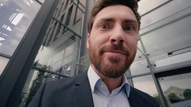 Şehirdeki zengin, zengin, beyaz iş adamının elinde nakit para var. Para ödülü var. Para ödülü var.