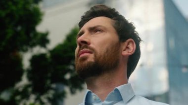 Kafkasyalı yönetici yatırımcı kentsel yatırımcı gökyüzüne bakın şehir navigasyonunda kayboldular Avrupalı iş adamı erkek iş adamı ofis binasını araştırıyor.