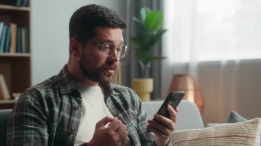 Kafkasyalı erkek, erkek, taraftarı, video oyunu oynayan, akıllı telefon oynayan, cep telefonuna internetten bakan kumarhane bahisleri, hayal kırıklığına uğramış, kaybedilmiş, kaybedilmiş, kaybedilmiş, kaybedilmiş bir kumarhaneyi bekleyen kumarbaz.