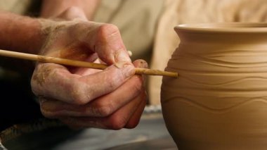 Bilinmeyen adam usta zanaatkar elinde mankenlik aracı kullanıyor kil çömlek sürahisi vazo çömlek vazosu çanak çömlek zanaatçısı hobi erkek el sanatları, toprak işlerinde yetenekli atölye çalışması