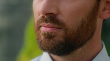 Kapalı görüşlü, yarı beyaz, yarım ağızlı, gülümseyen, dişlek, sakallı, Avrupalı, gülümseyen, beyaz dişli, dişlek, diş hekimi, erkek, iş adamı, şehirde.