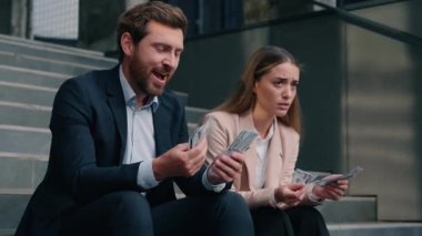 Eşit olmayan iş konsepti mutlu zengin zengin beyaz adam erkek iş adamı mutlu dolar maaş stresli stajyer kadın kadın iş kadını az parayla şehirde oturuyor