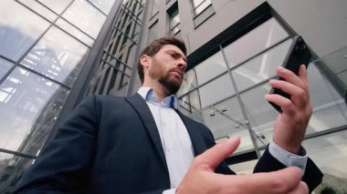 Cep telefonu bağlantısı sorunu, ofis yakınlarındaki Wi-Fi kırığı akıllı telefon girişimcisini kaybetti. Kafkasyalı erkek iş adamının şehirdeki kötü sinyal bağlantısına sinirlendi.