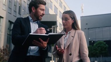 İki Kafkasyalı iş arkadaşı şehir gelişim planı ile ilgili tartışırken bir hata rapor ettiler. Belgeler hakkında tartıştılar.