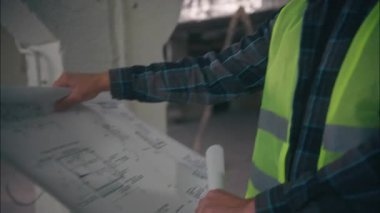 Kafkasyalı mimar, askere alma planı yapıcı, tamirci işi yapıyor. Ukraynaca ahşap çatı unsurları düzenleme planı. Çeviri: ahşap çatı elementlerinin düzenlenmesi