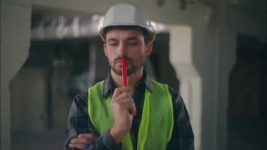Düşünceli, düşünceli, beyaz bir adam, mimar, işçi, ustabaşı, mimari, mimari, mimari, mimari, inşaat, inşaat, inşaat, inşaat, inşaat, inşaat...