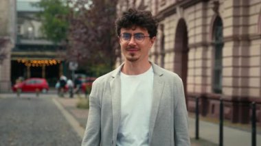 Mutlu gülümseyen, mutlu, mutlu, mutlu İspanyol, etnik iş adamı, işadamı, şehir sokaklarında işveren, kameraya bakan, jest gibi tavsiyeler veren, iş adamı, iş adamı, girişimci.