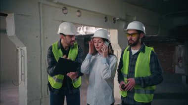 Üç Kafkasyalı işçi inşaat işçisi sorun yaratıyor kaza müteahhiti kadın telsizcilerle konuşuyor telsiz konuşmaları sorun mühendisleri inşaat planını tartışıyor