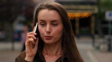 Mutlu gülümseyen, modaya uygun, beyaz kadın, iş kadını, şehirde yürüyen, sokakta yürüyen, cep telefonuyla konuşan, akıllı telefon konuşabilen, iş kadını.