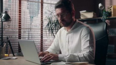 Hoşnutsuz beyaz erkek girişimci, dizüstü bilgisayarda çalışan programcı, baş parmak arası iş adamı, yöneticinin olumsuz tepkisini onaylamadığını gösteriyor.