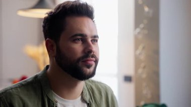 Sakin, mutlu, gülümseyen, beyaz, iş adamı, alışveriş yapan, müşteri müşterisi, ev sahibi, kamera, tefeci, kiracı, sağlık hizmetleri, ev içi oturma odası.