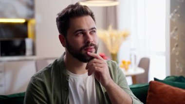 Düşünceli, düşünceli, sakallı, beyaz iş adamı, erkek, alışverişçi, müşteri müşteri, ev sahibi, model, beyin fırtınası çözümü, iç görü, evde parmak hareketi.