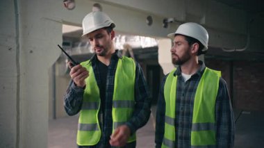 Kafkas işçi erkek telsizle konuşmaya çalışıyor. Telsiz sorunu var. Cihaz bağlantısı koptu.
