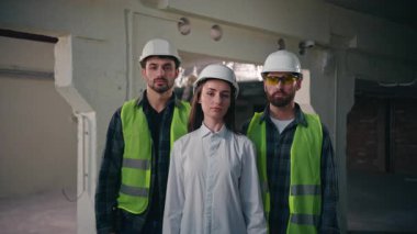 Kafkasyalı iş arkadaşları, işçilerin, işçilerin, makinistlerin, makinistlerin, kadınların, fabrika çalışanlarının, silah üreticilerinin, mühendislerin, erkeklerin, inşaat endüstrisinin parmaklarını kesen kadınların portresi.