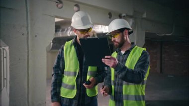 Profesyonel Kafkasyalı mimarlar erkekler ustabaşı tamirciler madenciler endüstriyel inşaatlardan konuşanlar çalışanlar fabrika mühendislerinde telsizden konuşanlar denetleyenler.