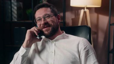 Gülümseyen Kafkasyalı adam işçi müdürü erkek patron cep telefonu görüşmelerine cevap veren işveren ofis yöneticisi satış elemanı sohbet şirketi işadamı iletişimi