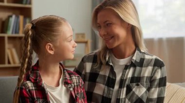 Mutlu Kafkasyalı kız çocuğu kameraya bakıyor. Neşeli aile kızı. Anne portresi, şefkatli anne.