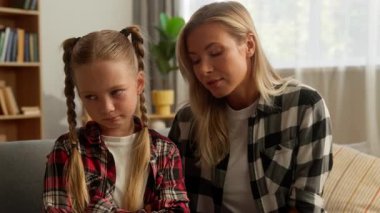 Beyaz kadını seven, özür dileyen, özür dileyen anne, kıza dokunan, çapraz kollu kız, küçük çocuk, evde hayal kırıklığına uğramış ebeveyn, çocuk psikolojisi tartışmalarına kızıyor.