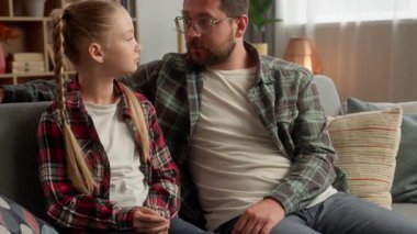 Hüsrana uğramış Kafkasyalı ebeveyn, baba, aile babası, aile babası, çocuk evde tartışıyor, kızgın çocuk, kollarını kavuşturuyor, küçük kız çocuğu geri çeviriyor, küçük kız çocuğu birbirlerinin sorunlarından uzak duruyor, psikoloji çatışması.