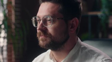 Neşeli, kaygısız Kafkas yönetici yetişkin işçi ofis şirketinin CEO 'su olarak gülümseyen kamera girişimcisine bakıyor orta yaşlı, lider işadamı portresi.