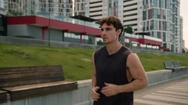 Beyaz Avrupalı genç adam koşuyor koşucu erkek sporcu şehir motivasyonu açık hava koşucusu sporcu sağlıklı spor spor spor spor spor spor spor vücut çalışması sokak koşucusu hareketi