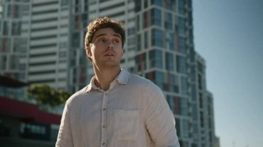 Kafkasyalı bir adam kendine güvenen bir erkek iş adamı başarılı yakışıklı bir şehir basamakları sokak müdürü girişimci yatırımcı yatırımcı yürüten bir işadamı.