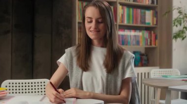 Kafkas kadın öğrenci kütüphanesi öğrenim öğrenimi evet kız zaferin tadını çıkar sınavı başarıyla kazan iyi sonuç eğitim sınavı neşe öğretmeni not defteri yaz